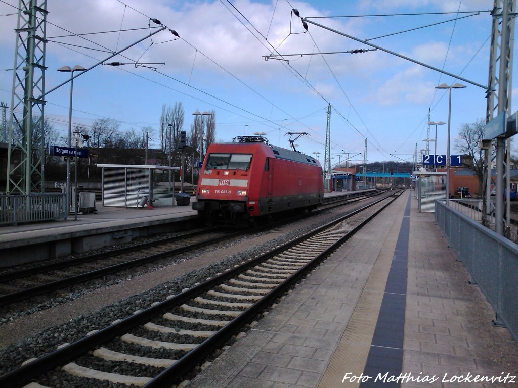 101 085-9 Solo unterwegs beim Halten im Bahnhof Bergen auf R�gen am 19.4.13
