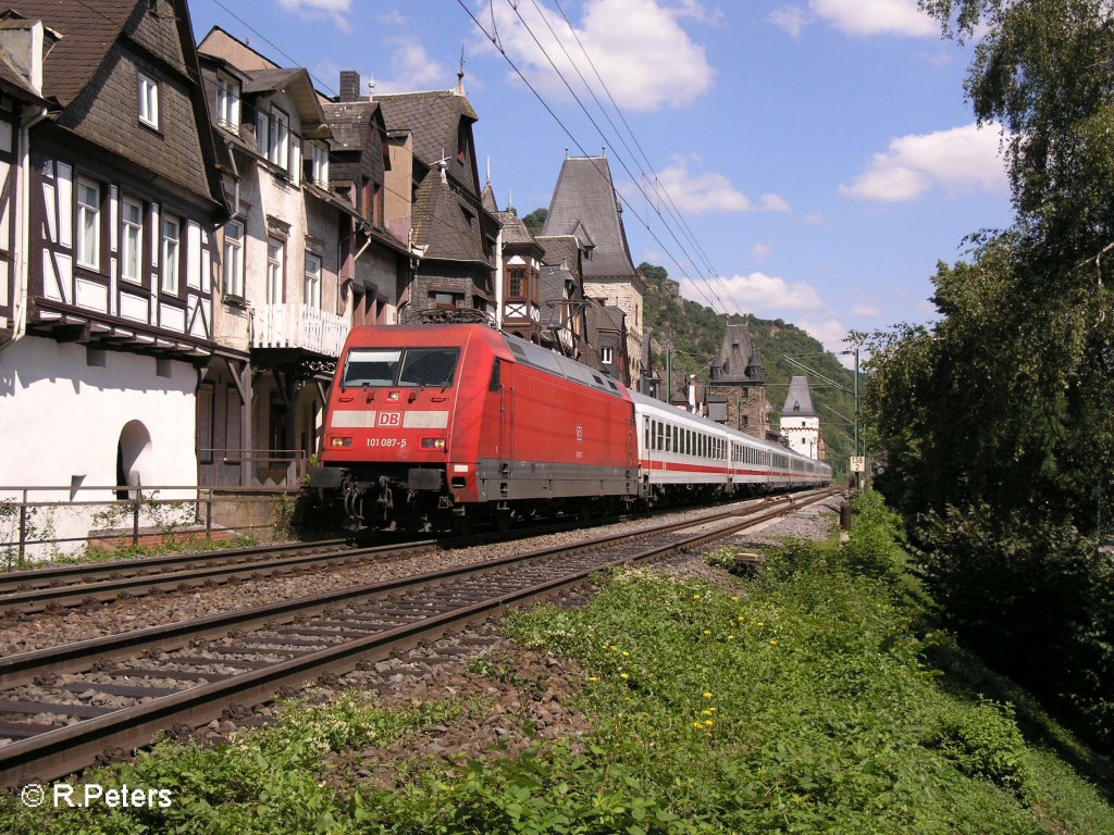 101 087-5 zieht den IC 2015 Emden-Stuttgart an der Stadtkulisse von Bacharach vorbei. 24.07.08
