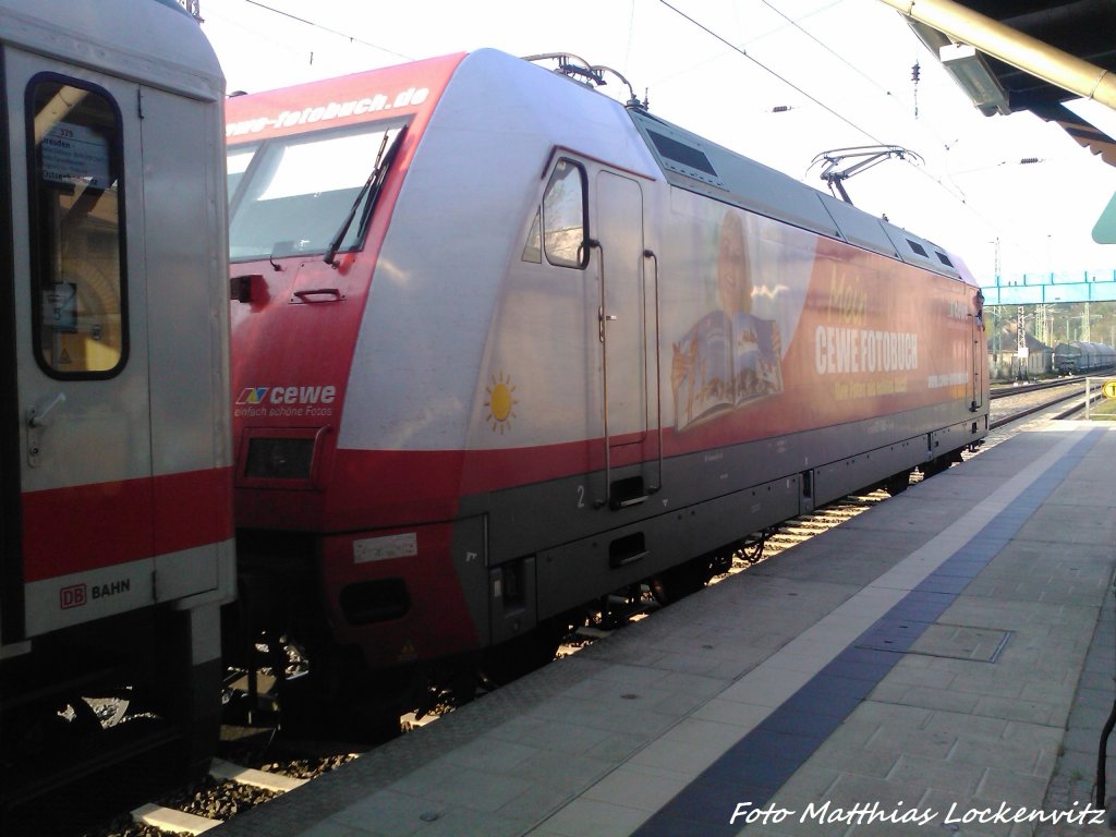 101 089-1 mit CEWE-Fotobuchwerbung von REWE am EuroCity 378 mit ziel Ostseebad Binz im Bahnhof Bergen auf R�gen am 8.5.13