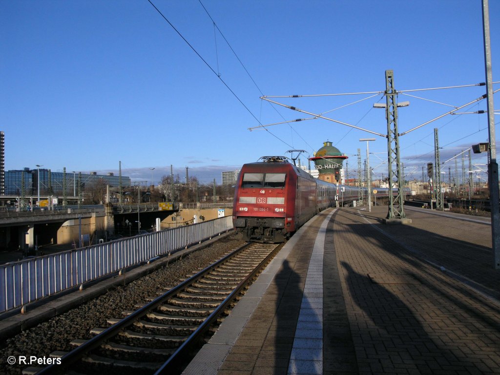 101 094-1 erreicht Halle(Saale) mit den IC 2033 Hannover – Leipzig. 26.12.09
