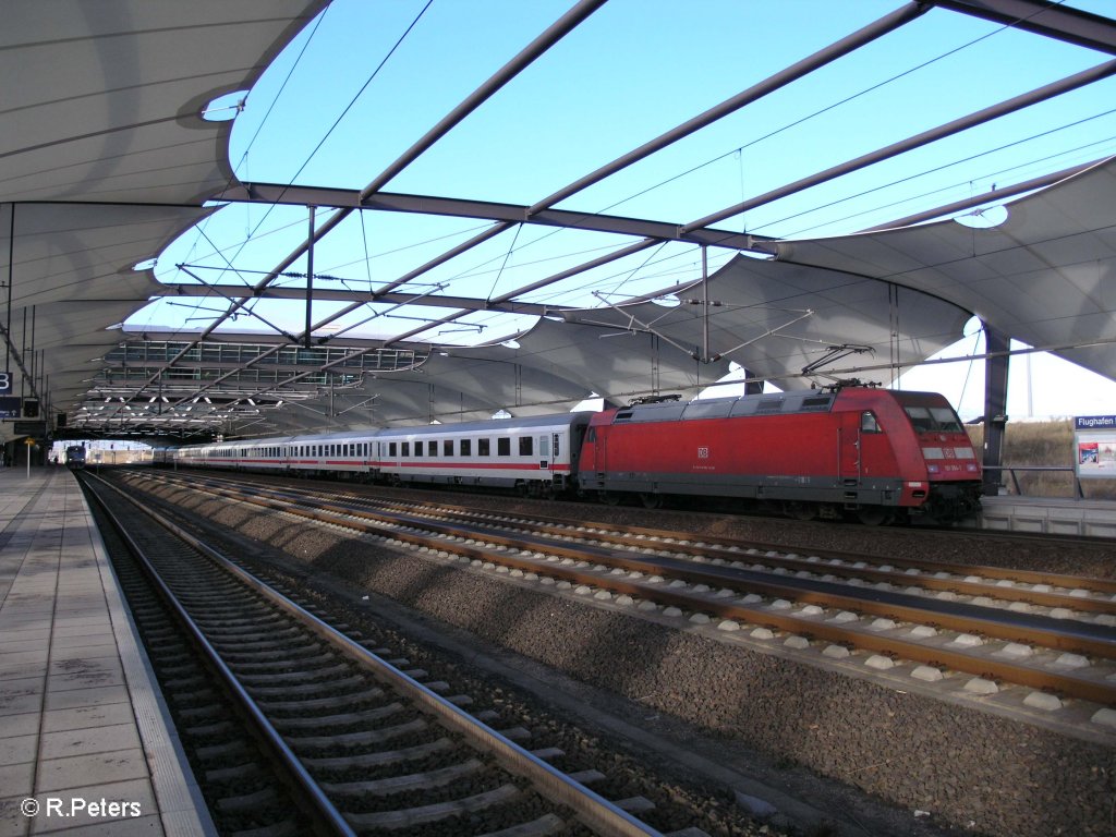 101 094-1 hat Flughafen Halle/Leipzig mit den IC 2048 Leipzig – Kln erreicht. 26.12.09
