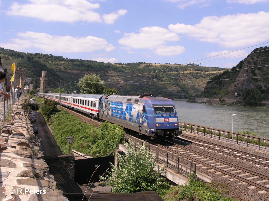 101 102-2 zieht den IC 2027 Hamburg – Frankfurt/M an Oberwesel vorbei. 24.07.08
