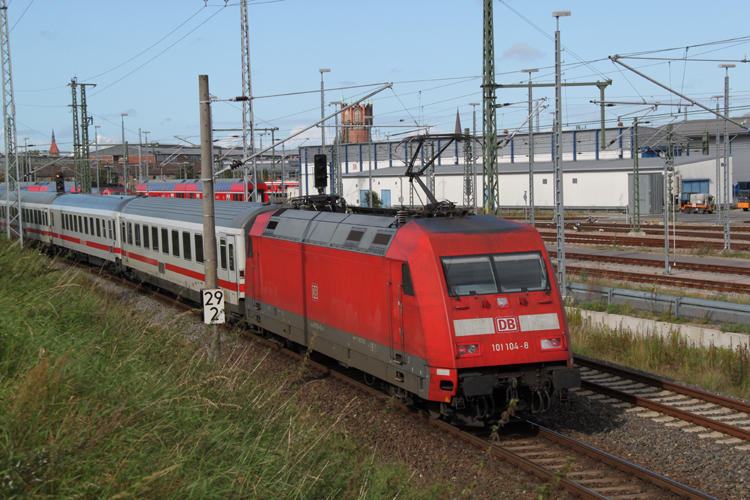 101 104-8 mit IC 2086 Hamburg-Stralsund bei der Einfahrt im Rostocker Hbf.15.09.2011