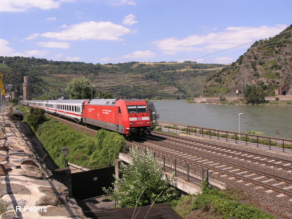 101 105-5 durchfhrt Oberwesel mit den IC 2011 Dortmund – Stuttgart. 24.05.08
