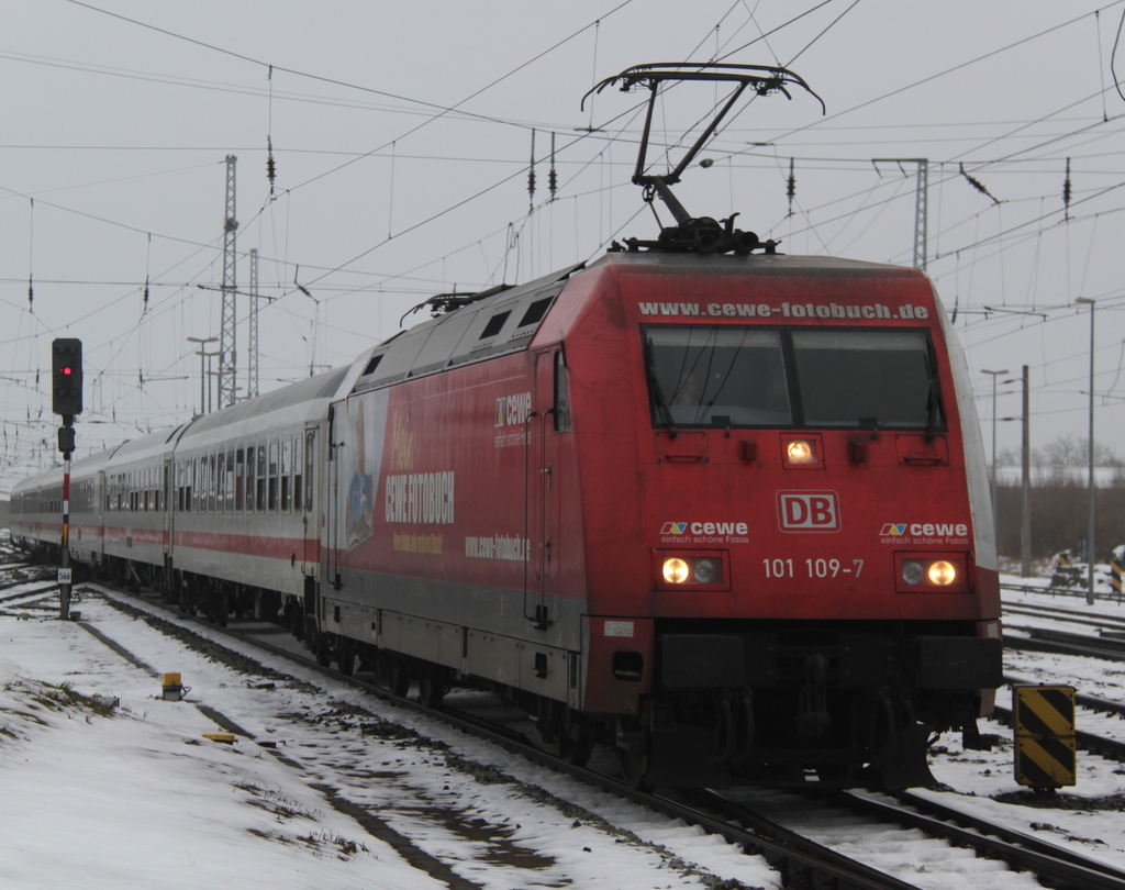 101 109-7 mit IC 2409 von Rostock Hbf nach Kln Hbf bei der bereitstellung im Rostocker Hbf am 16.12.2012