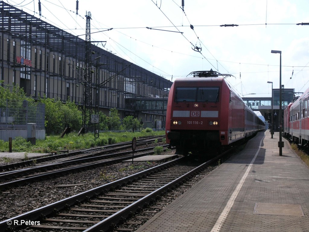 101 116-2 verlsst Regensburg HBF mit ein ICE-Ersatzzug. 09.05.09