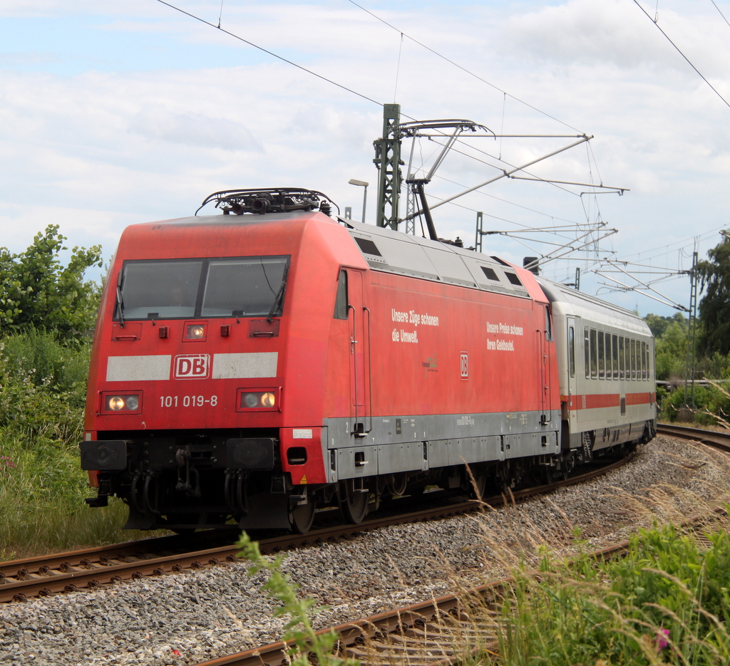 101 119-8 mit IC 2213 von Ostseebad Binz nach Stuttgart Hbf bei der Einfahrt im Rostocker Hbf.23.06.2013