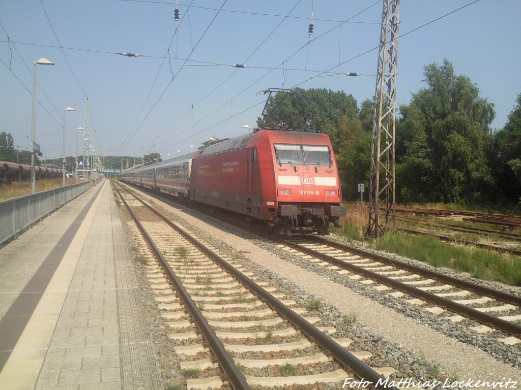 101 119 mit dem InterCity (IC) im Bahnhof Bergen auf R�gen am 27.7.13