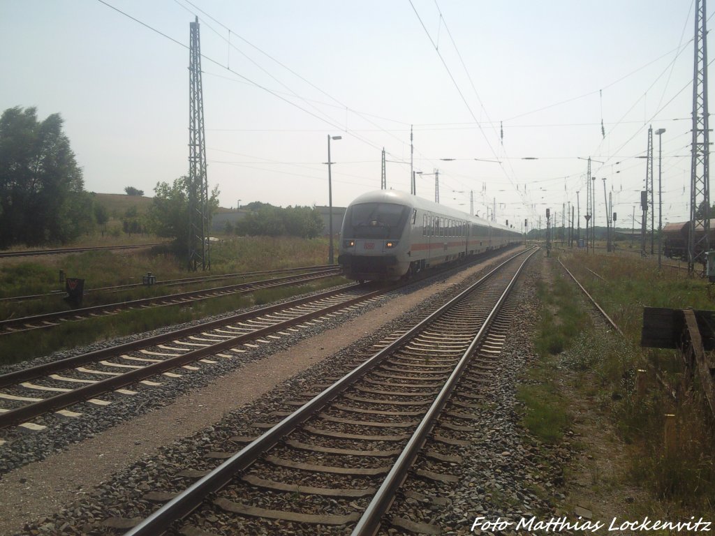 101 119 mit dem InterCity bei der Einfahrt in den Bahnhof Bergen auf R�gen am 27.7.13