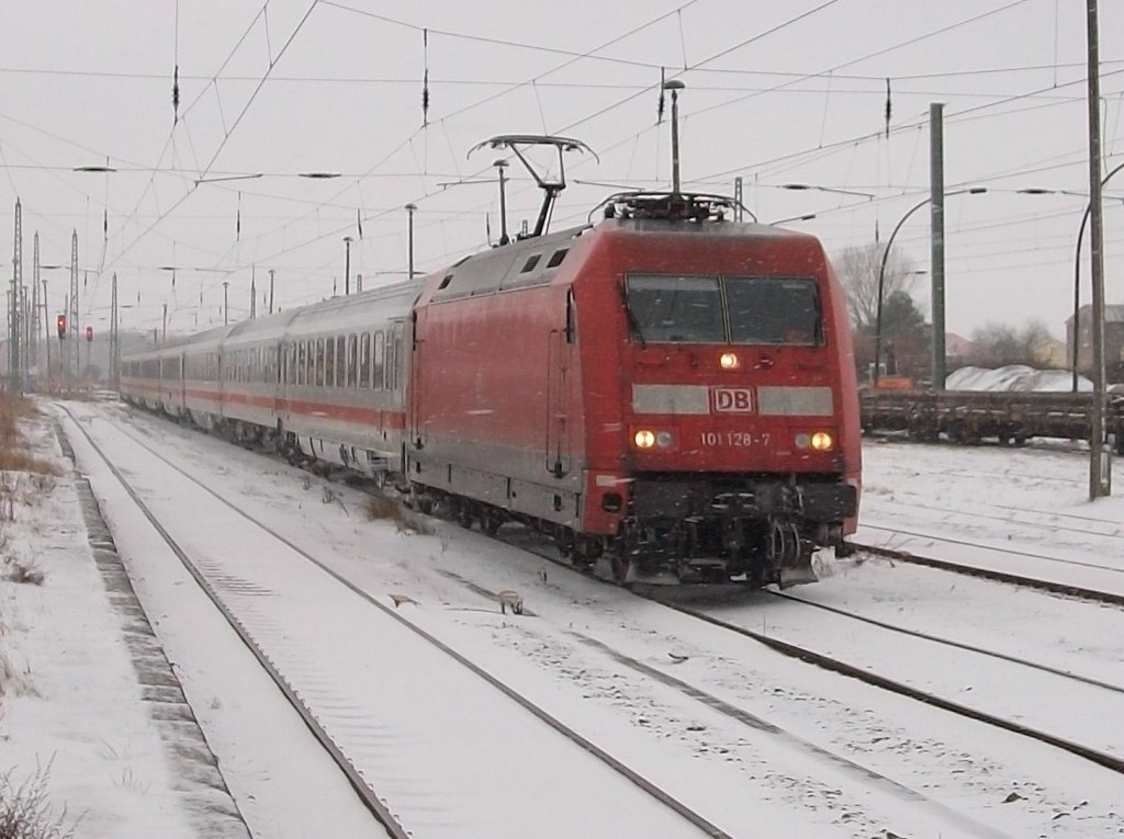 101 128 mit dem IC Hannover-Binz am 15.Dezember 2010 in Bergen/Rgen.