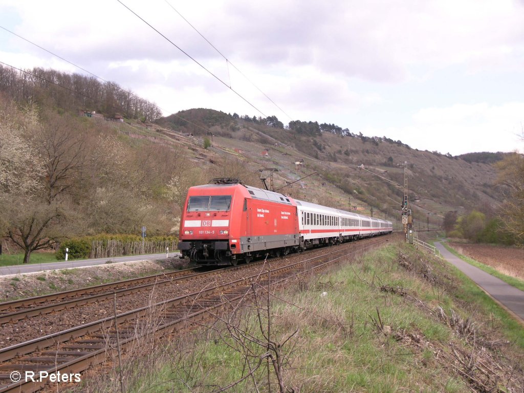 101 134-5 zieht den IC Rottaler Land durchs Maintal bei Gambach. 12.04.08