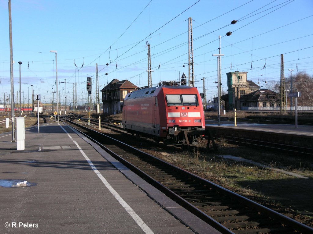 101 137-8 steht in Leipzig HBf abgestellt. 26.12.09