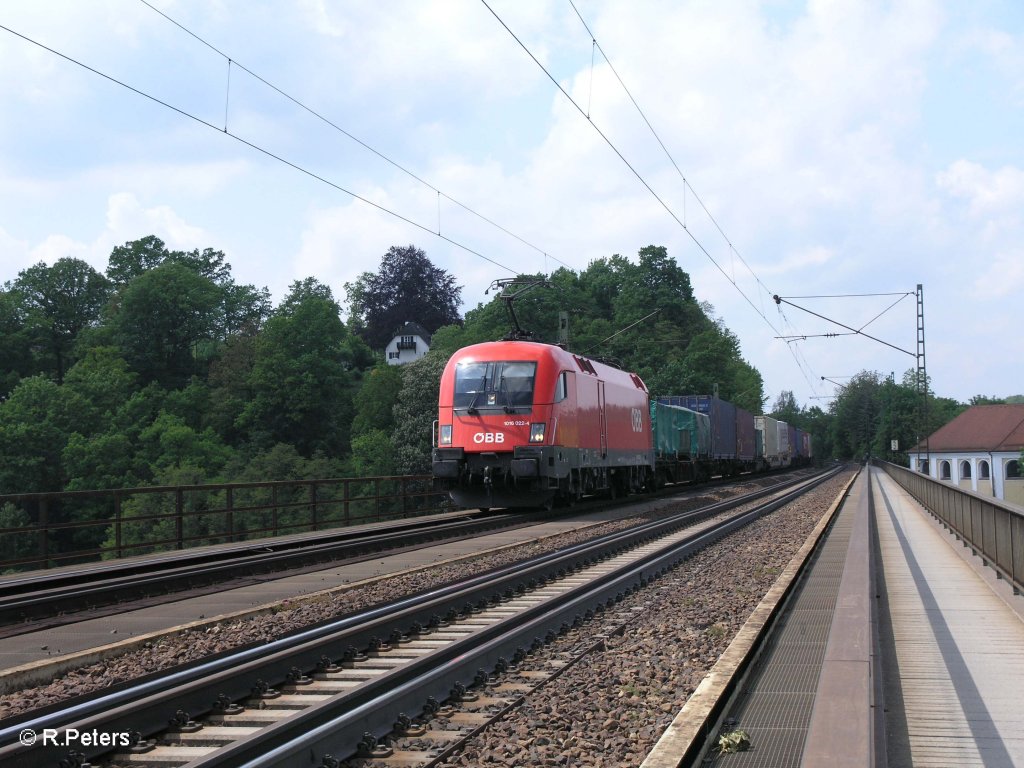 1016 022-3 berquert die Donaubrcke bei regensburg-Prfering mit ein Containerzug. 03.05.09