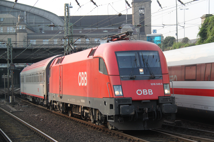 1016 045-5 mit EN 490 Wien-Hamburg-Altona bei der Ausfahrt im Hamburger Hbf.03.09.2011