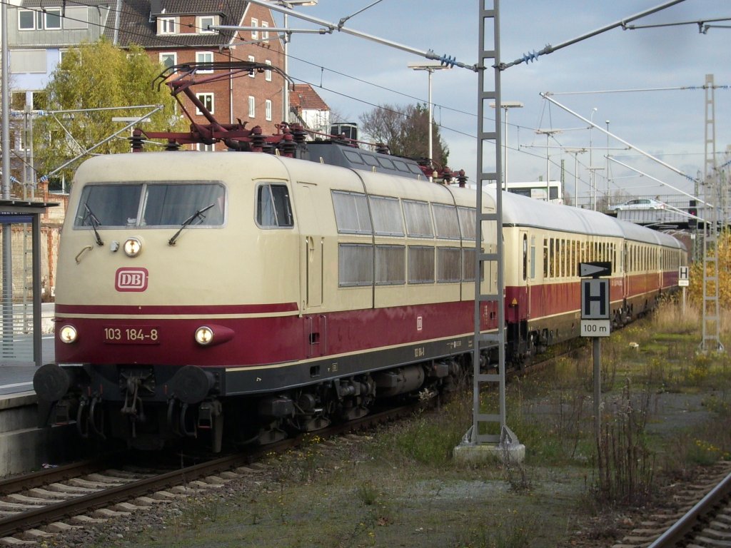 103 184 mit dem TEE-Rheingold Bonn-Lbeck beim Rangieren an der Nordeinfahrt von Lbeck am 28.November 2009.