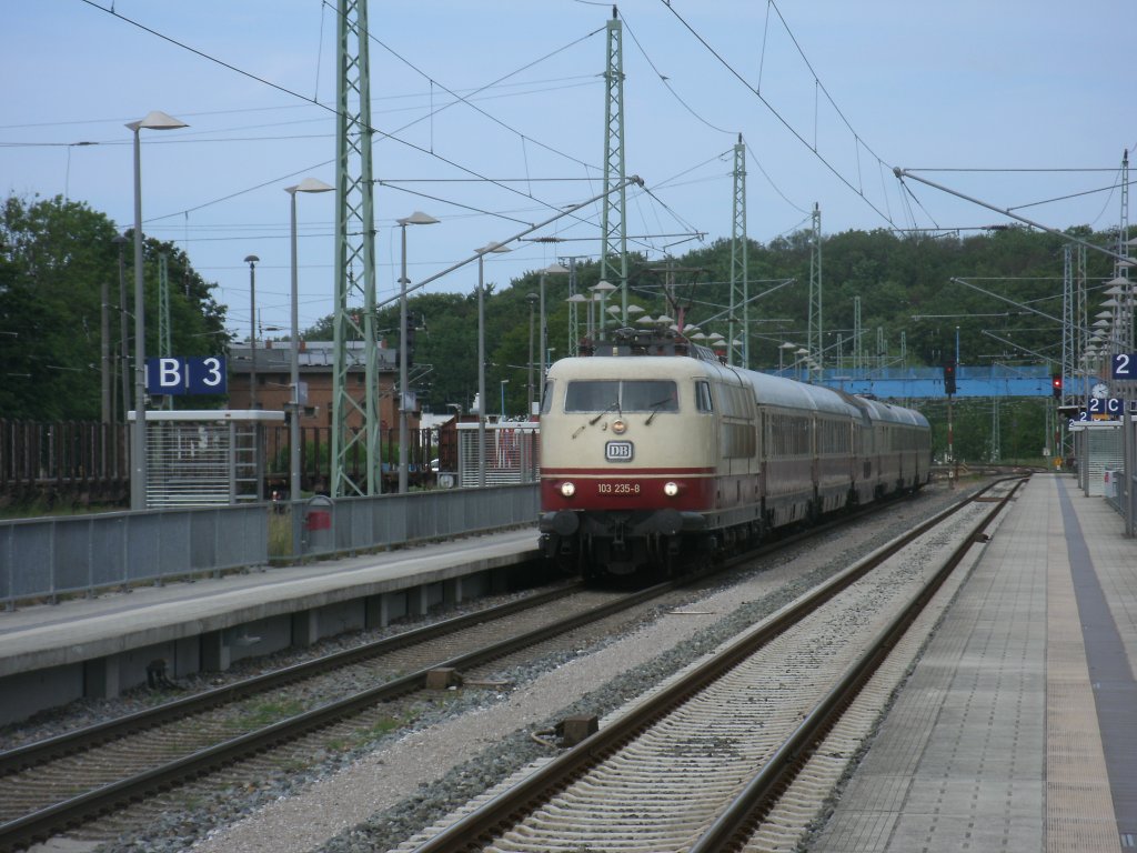103 235-8 mit dem TEE Rheingold als Leerpark,am 03.Juni 2012,von Binz nach Kln bei der Durchfahrt durch Bergen/Rgen.
