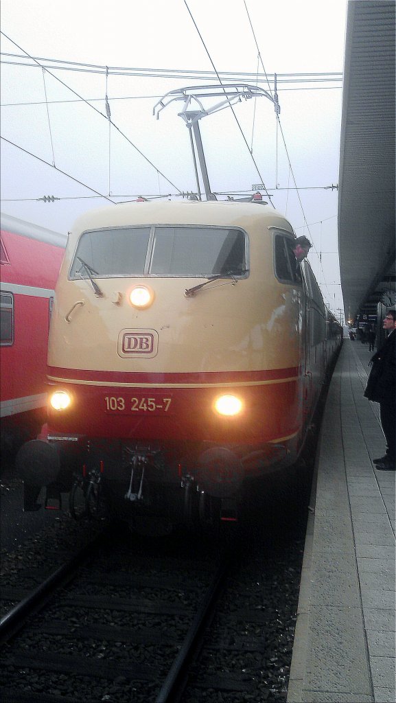 103 245-7 bei der Ankunft in N�rnberg Hbf am 28.03.2013