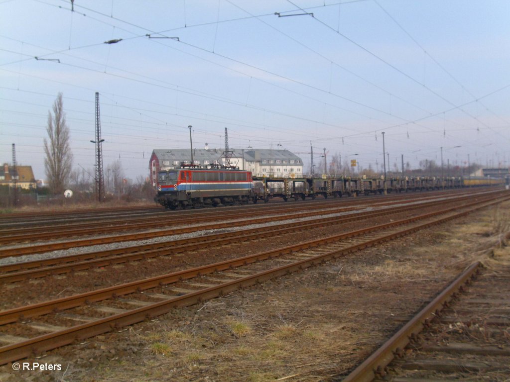 109 028-1 mit leeren Autozug in Leipzig Schnefeld. 05.03.11