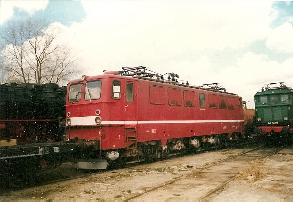 109 im Bh Rostock ohne Nummernschild,es mte sich um 109 078 handelt bevor die Lok nach Schwerin ins dortige Eisenbahnmuseum ging.