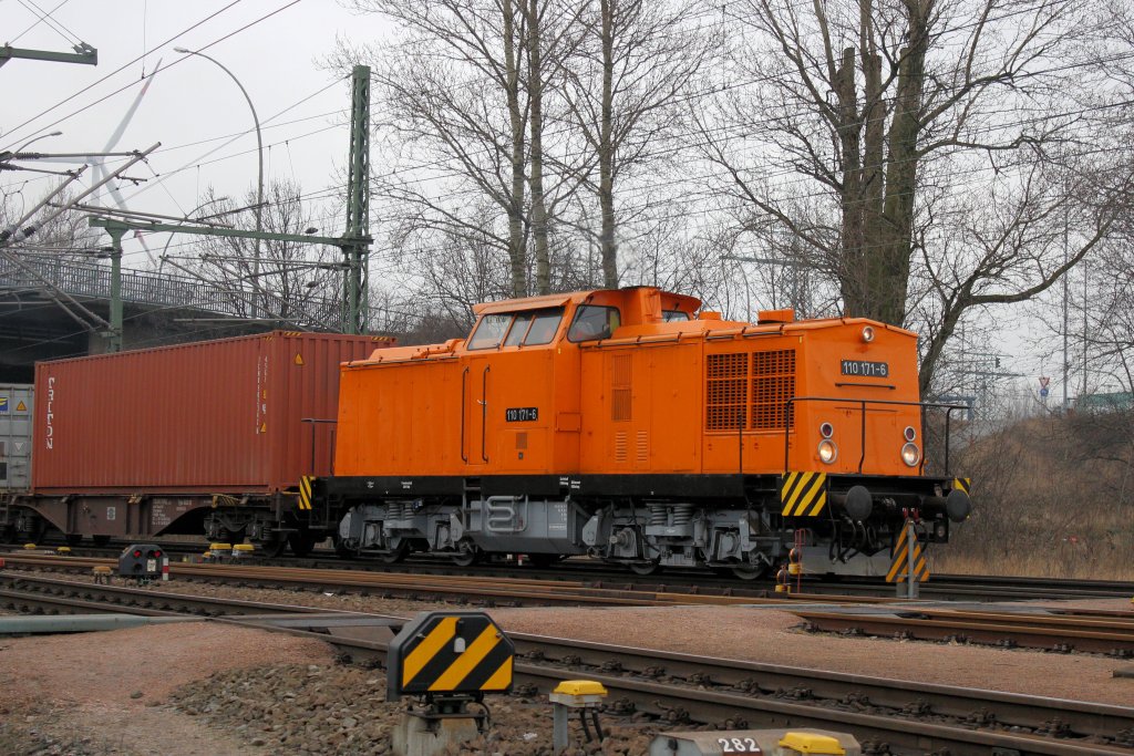 110 171 - 6 ( LTH Railservice GmbH / Dorsten ) ist am 25.02.2013 in Hamburg - Alte Süderelbe mit Rangieraufgaben beschäftigt.