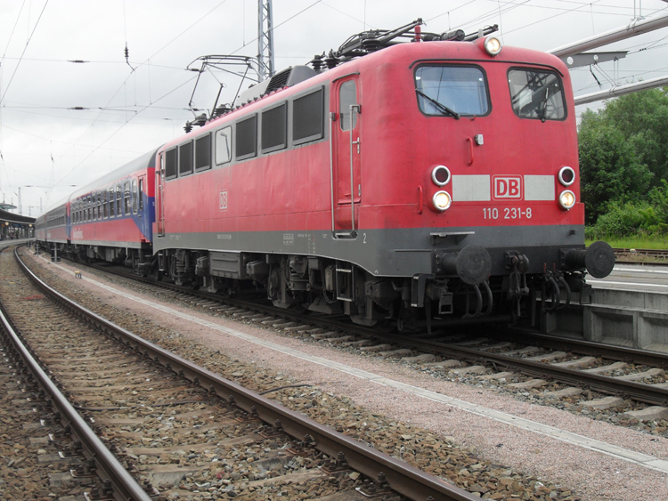 110 231-8 steht mit Sonderzug von Warnemnde nach Berlin-Lichtenberg im Rostocker Hbf.(19.06.10)