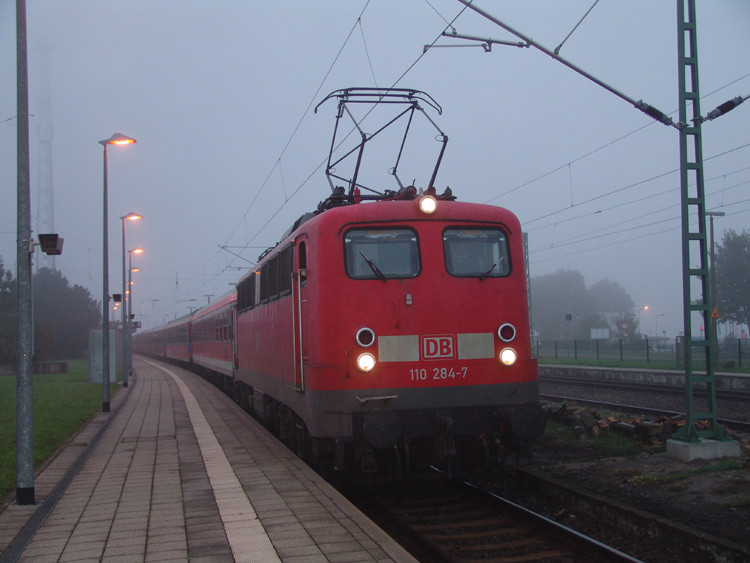 110 284-7 mit DZ 2790 von Warnemnde Richtung Berlin-Lichtenberg kurz nach der Ankuft aus Karlsruhe im Bahnhof Warnemnde.(11.09.10)