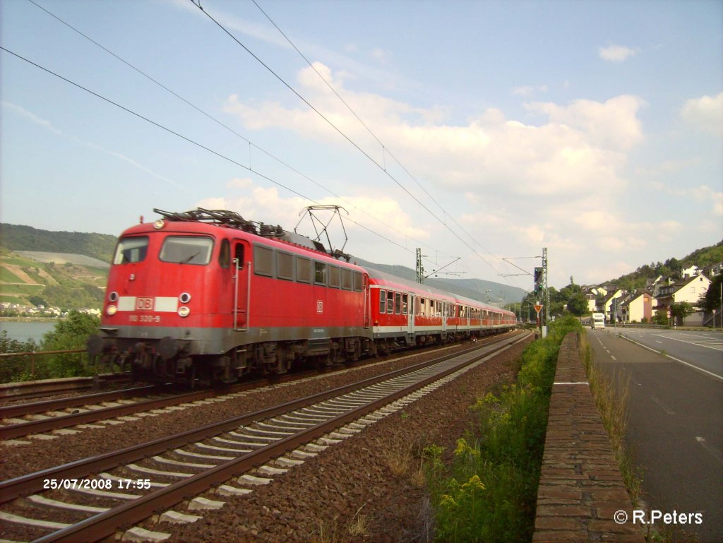 110 320-9 zieht bei Rheindiebach ein Verstrkungs RE nach Koblenz. 25.07.08