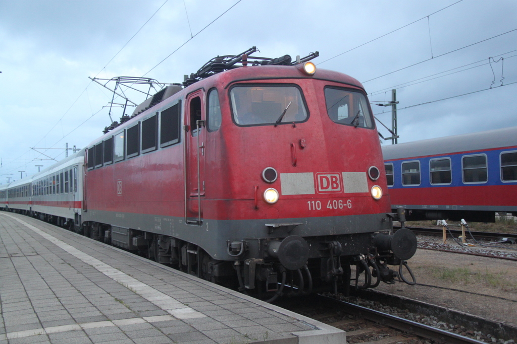 110 406-6 mit Sonderzug Nummer 3 nach Berlin kurz nach der Ankunft im Bahnhof Warnemnde.11.08.2013