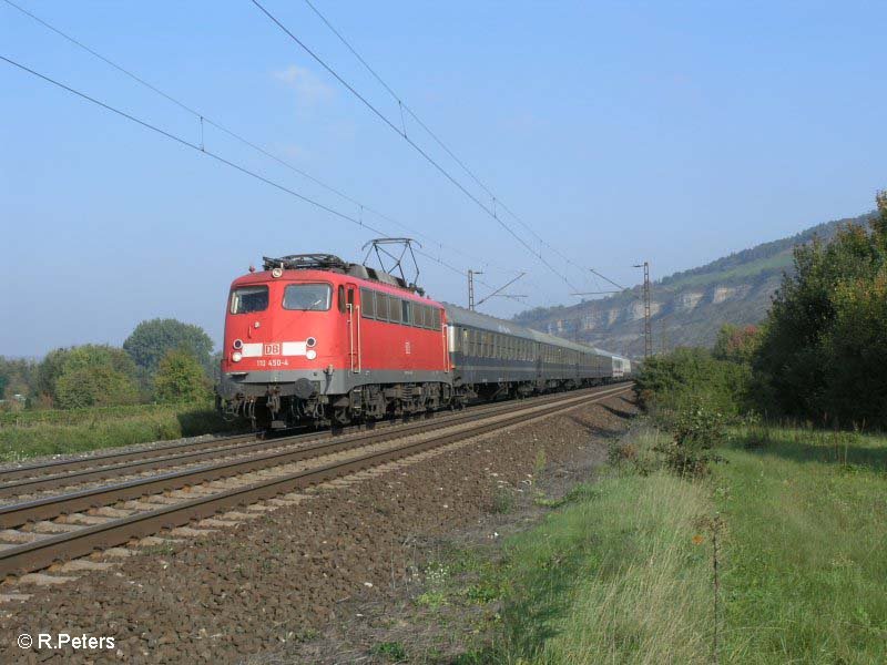 110 430-4 zieht bei Thngersheim ein Sonderzug zum Mnchner Oktoberfest. 27.09.08