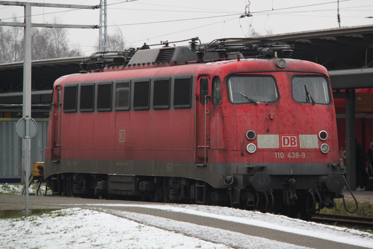 110 438-9(DB-Regio Dortmund)zu Gast im hohen Norden Sie bespannte spter IC2409 Rostock-Kln bis Hamburg Hbf.11.12.2011