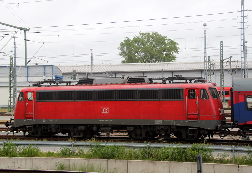 110 441-3(DB Regio AG NRW Dortmund)steht mit Sonderzug 2680 von Warnemnde nach Berlin-Lichtenberg im BW Rostock Hbf abgestellt.02.06.2013