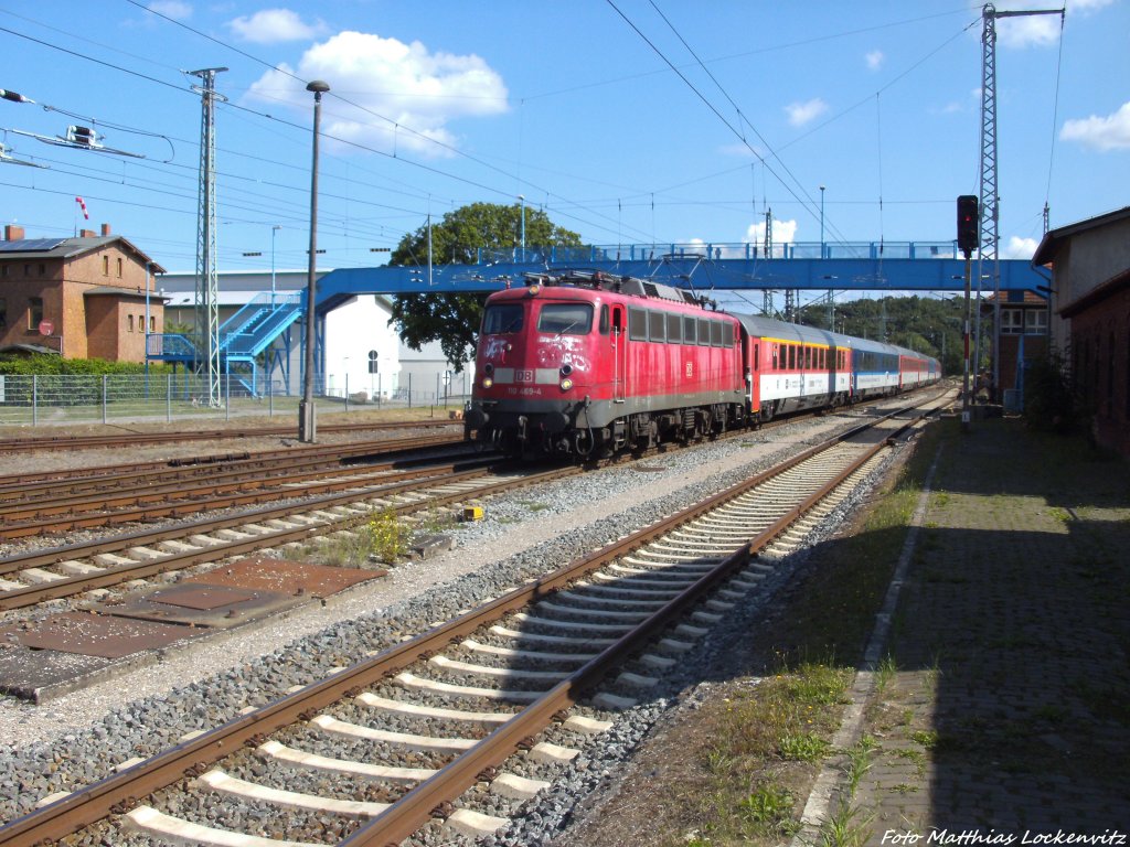 110 469-4 mit mit dem EC 379 mit ziel Brno bei der Einfahrt in Bergen auf R�gen am 10.8.13