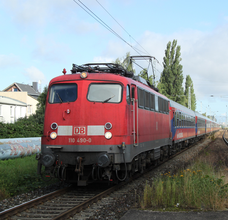 110 490-0 mit DZ2860/2681 Warnemnde-Berlin-Postdam-Warnemnde bei der Durchfahrt im Bahnhof Rostock-Holbeinplatz.(16.08.2011)