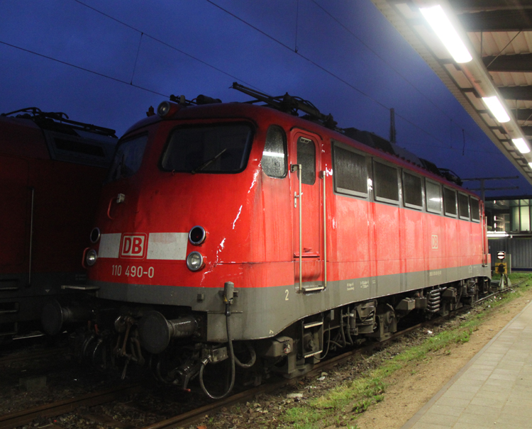 110 490-0(BW Braunschweig)wartet auf den nchsten Einsatz nach Berlin.Rostock Hbf(23.07.2011)