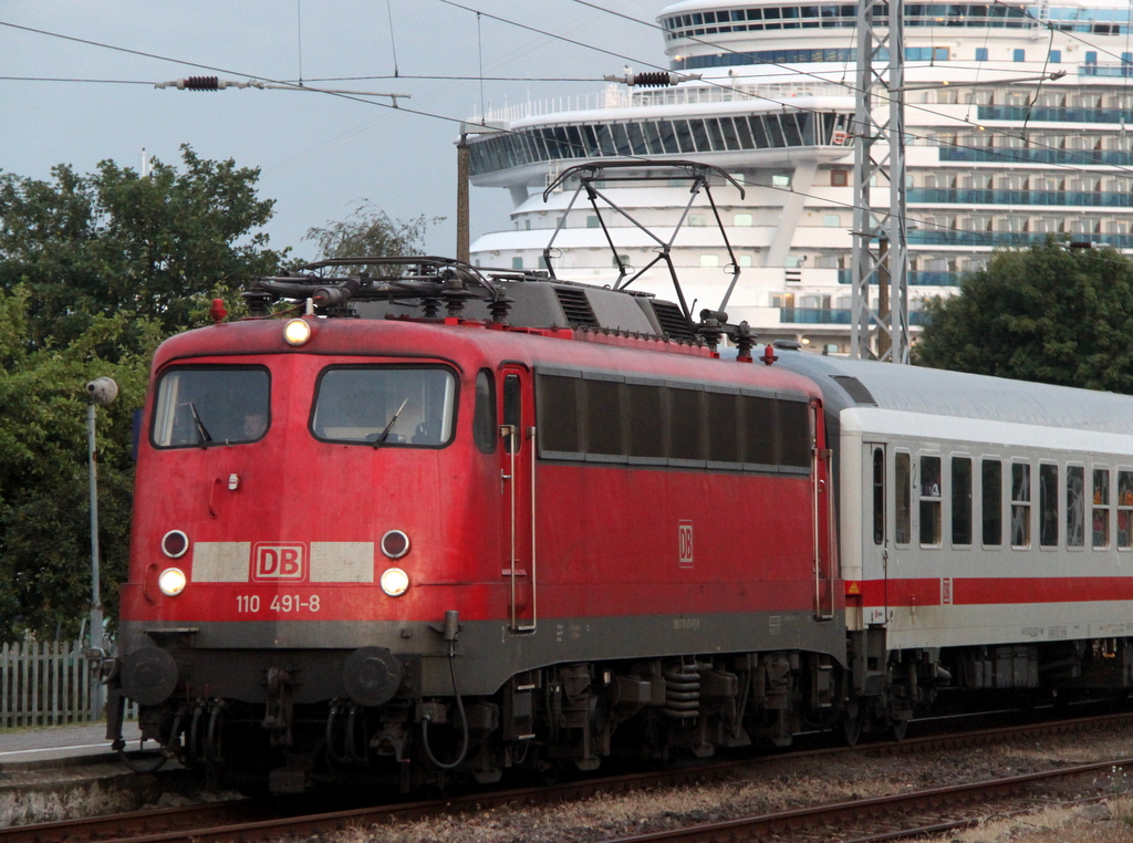 110 491-8 mit DPN 2673 von Berlin-Gesundbrunnen nach Warnemnde bei der Einfahrt im Bahnhof Warnemnde.28.06.2013
