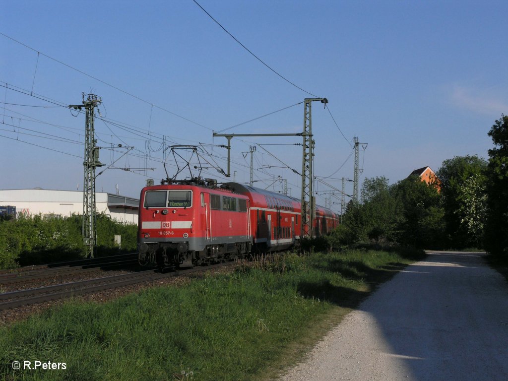 111 057-6 schiebt RE4265 Nrnberg - Mnchen bei Obertraubling. 07.05.11