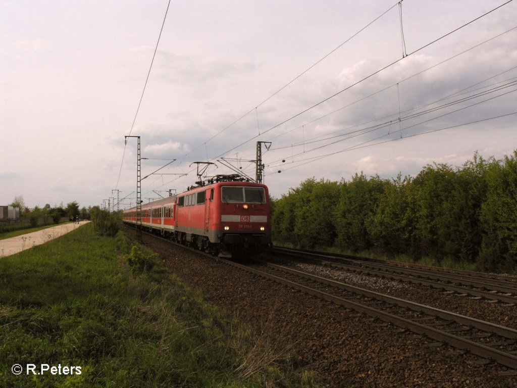 111 173-1 zieht bei Obertraubling eine RB Plattling. 03.05.08