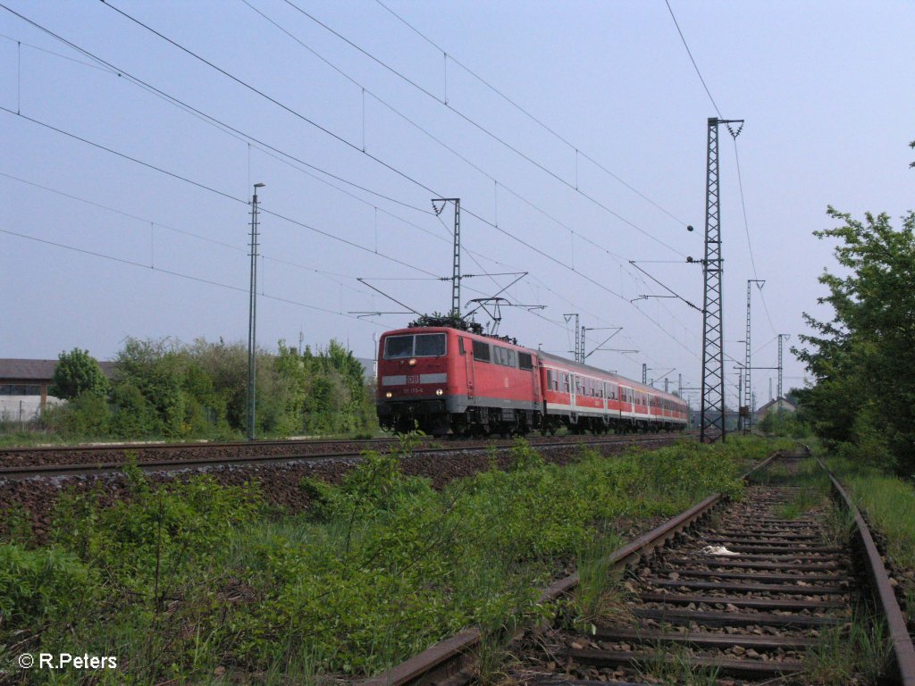 111 175-6 durchfhrt Obertraubling mit einer RB Neumarkt(Oberpfalz). 01.05.09