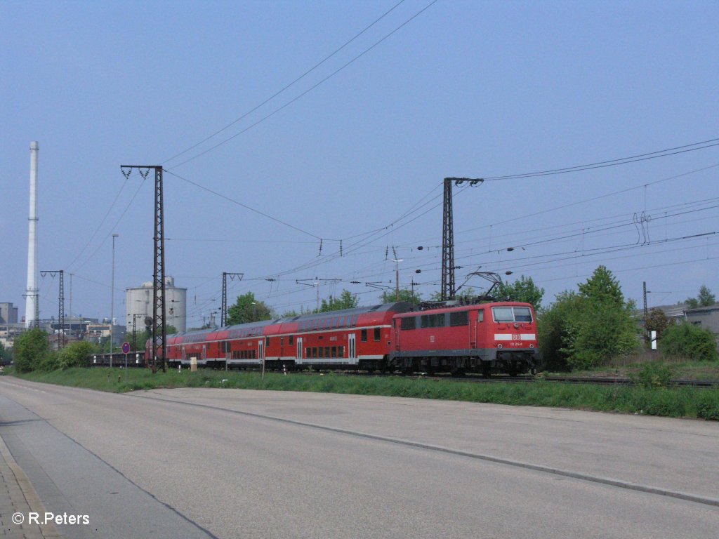 111 216-8 schiebt bei Regensburg Ost ein RE Nrnberg. 01.05.09