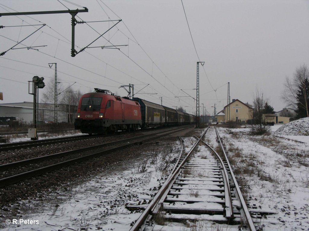 1116 006-6 zieht ein Gedeckten Gterzug durch Obertraubling. 09.01.10