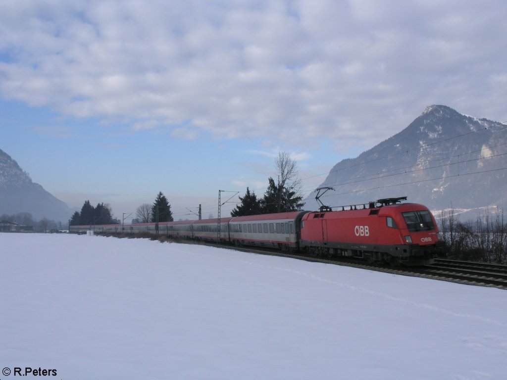 1116 122 zieht bei Niederaudorf ein OEC nach Bregenz. 18.02.10