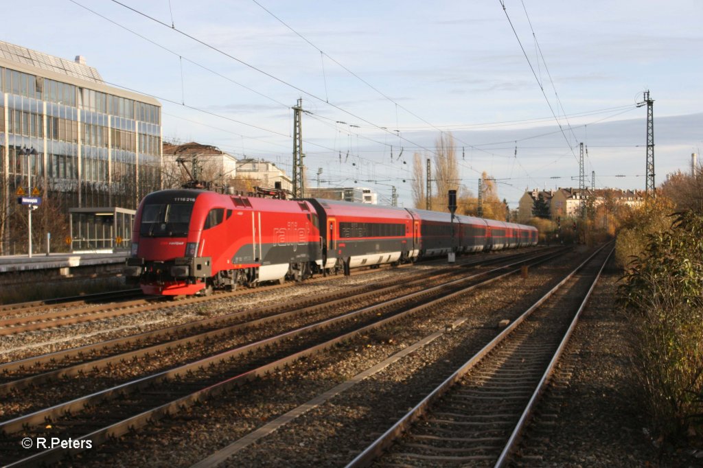 1116 216-1 schiebt den RJ69 nach Budapest am Heimeranplatz vorbei. 04.11.10