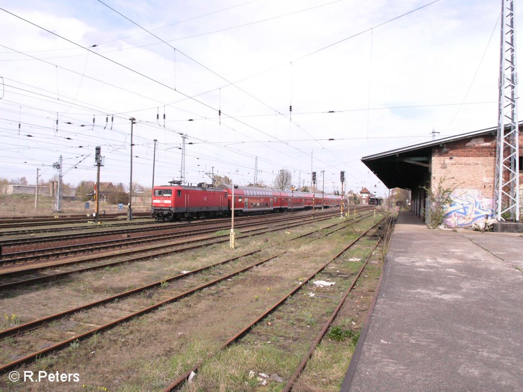 112 101-1 zieht den RE1 aus dem Bahnhof aufs Ausweichgleis in Eisenhttenstadt. 14.04.08