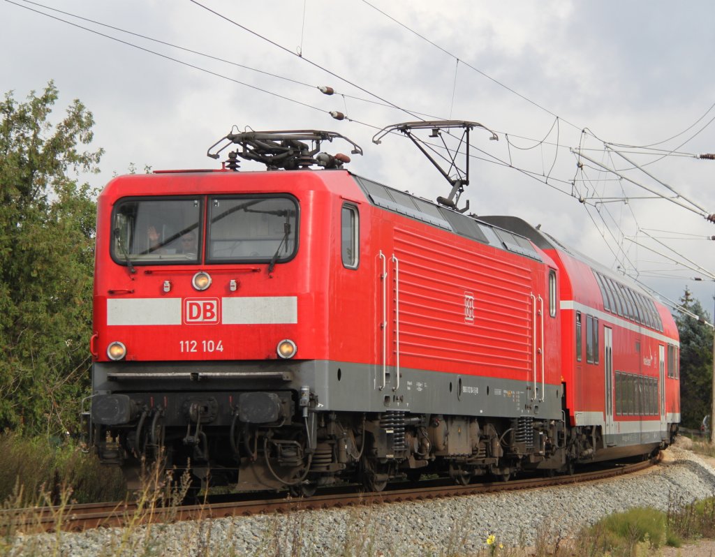 112 104-5 mit RE 93306 von Rostock-Kassebohm nach Hamburg Hbf bei der Durchfart in der Gterumgehung in Hhe Rostock Hbf.01.09.2012