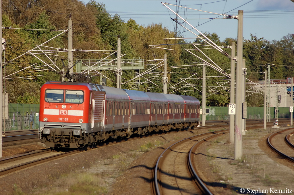 112 105 mit dem RE2 (RE 37385) von Rathenow nach Cottbus bei der Ausfahrt aus Rathenow. Es handelt sich hier um die Winter-Halbjahr-WarnemndeExpress-Garnitur. 13.10.2011