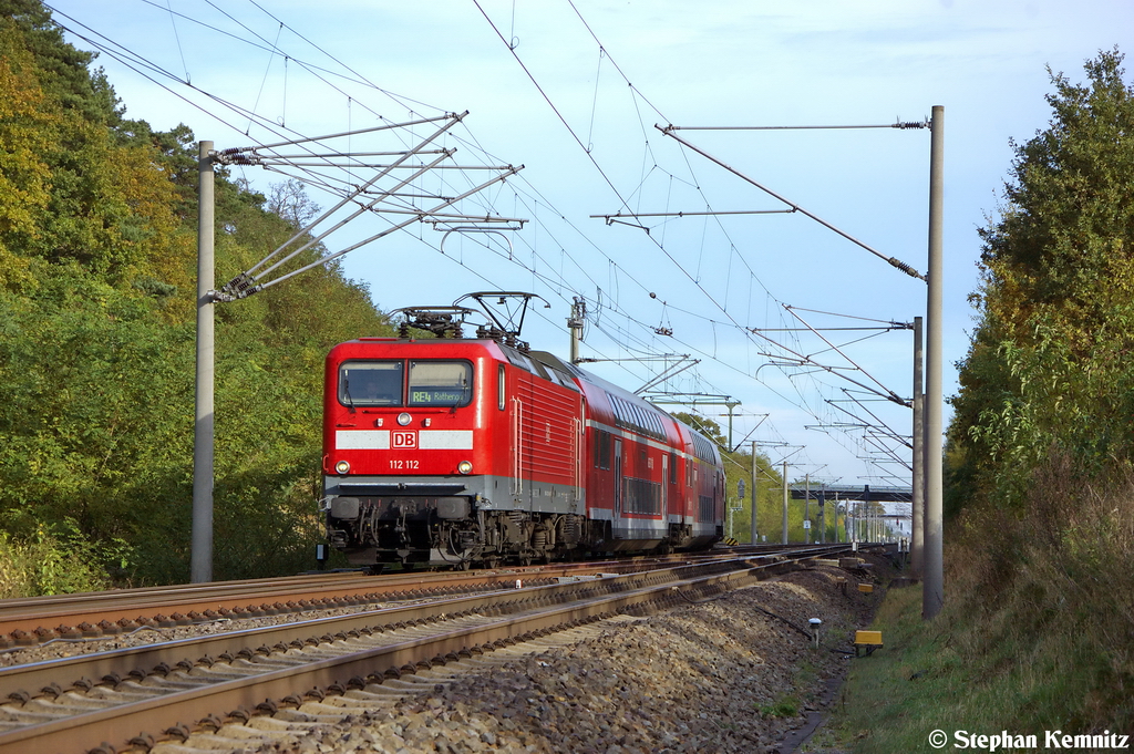 112 112 mit dem RE4 (RE 37314) von Ludwigsfelde nach Rathenow, bei der Ausfahrt aus Nennhausen. 18.10.2012