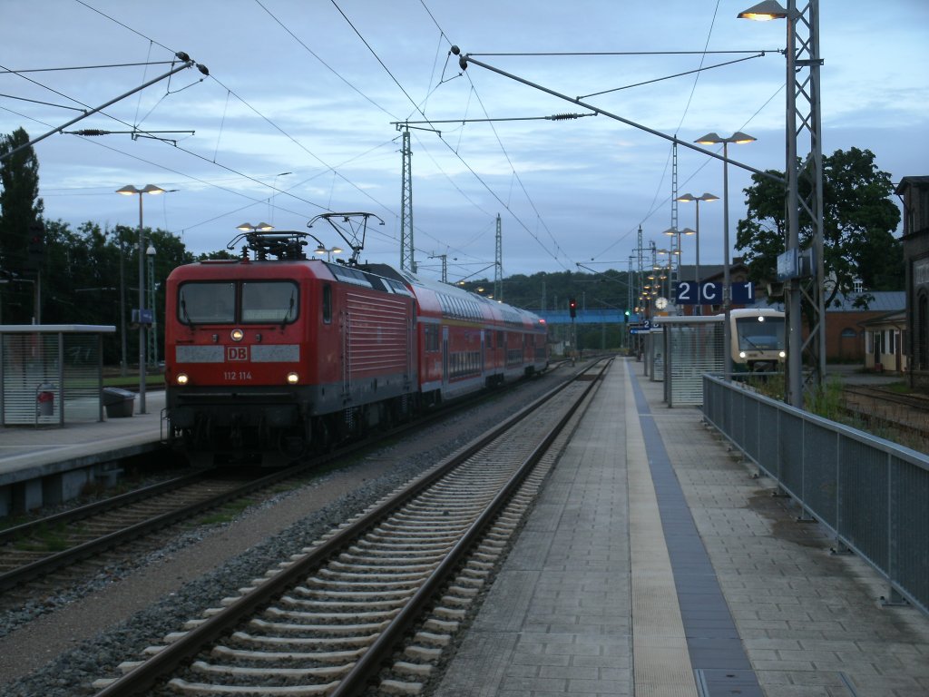 112 114-4 als Ersatz fr einem Flirt,als RE 13034 Binz-Stralsund,am 29.Juli 2013,in Bergen/Rgen.