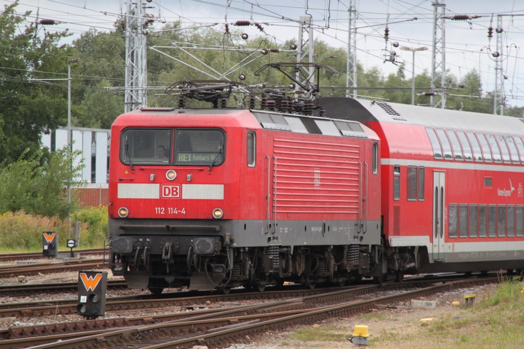 112 114-4 mit RE 4310 Rostock-Hamburg bei der Ausfahrt im Rostocker Hbf.10.08.2012
