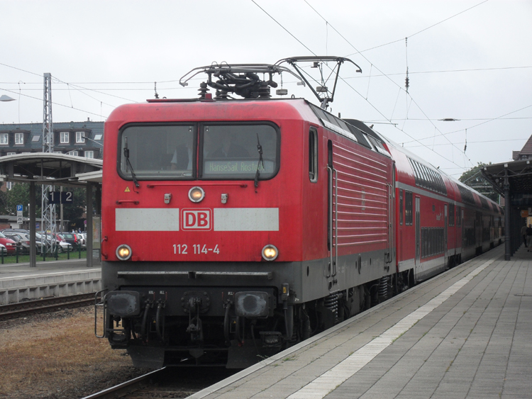 112 114-4 mit RE1 Park im Bahnhof Warnemnde.(07.08.10)