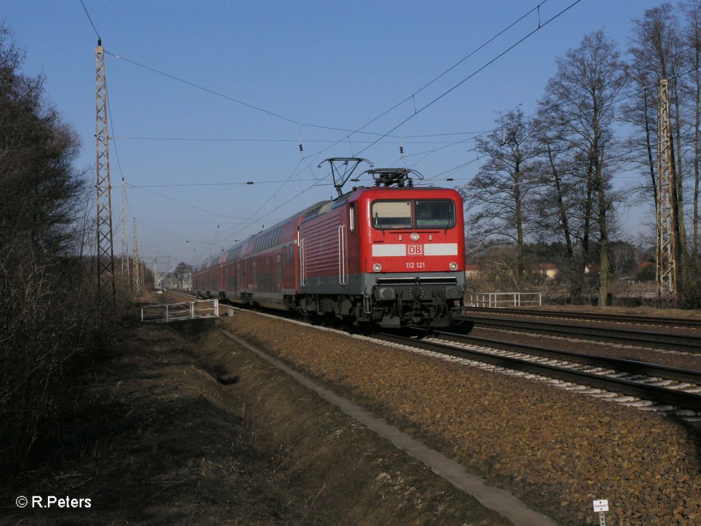 112 121 zieht den RE 18105 nach Eisenhttenstadt bei Briesen(Mark). 08.03.11 